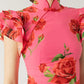 Maxikjole i cheongsam-stil med volanger og vide ermer med rosa blomstertrykk