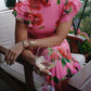 Maxikjole i cheongsam-stil med volanger og vide ermer med rosa blomstertrykk