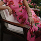 Maxikjole i cheongsam-stil med volanger og vide ermer med rosa blomstertrykk