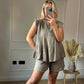 Sett med shorts og topp i osteklut med volanger for kvinner