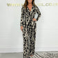 Langermet leopard-sebra jumpsuit med V-hals og lange ermer