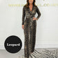 Langermet leopard-sebra jumpsuit med V-hals og lange ermer