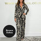 Langermet leopard-sebra jumpsuit med V-hals og lange ermer