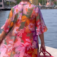 Rød, blomstret chiffonkjole med trykk