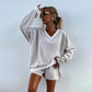 Casual sett for kvinner med V-hals, langermet topp og shorts med strikk i midjen, 2-delt
