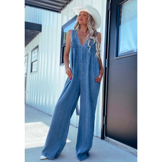 V-hals, ermeløs, sexy jumpsuit i vasket denim med åpen rygg