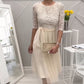 Elegant midi-kjole med blonderhals og mesh
