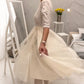Elegant midi-kjole med blonderhals og mesh