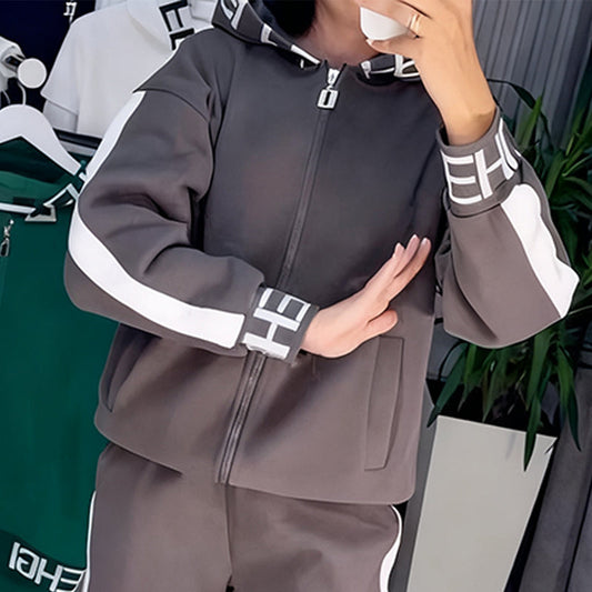 Farget treningsdrakt med hette for kvinner