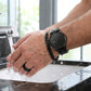 🎉💰 50 % rabatt ⚡ Minimalistisk kvartsur for menn med datovisning – Helt svart rustfritt stål, romertall på urskiven og urmakeriets presisjon! ⌚🖤
