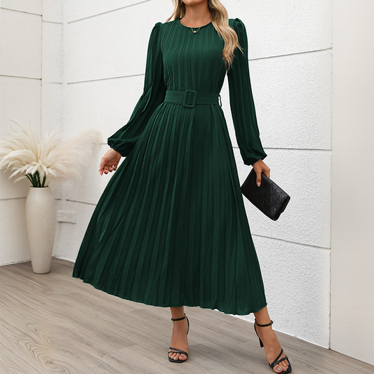 Elegant midilang kjole med lange ermer, plissering og belte