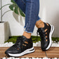 Pustende sneakers med snøring og utskjæringer