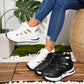 Pustende sneakers med snøring og utskjæringer