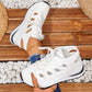 Pustende sneakers med snøring og utskjæringer