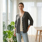 👚Damebluse med V-hals, blonderkant og knapper – elegant hverdagsbluse✨