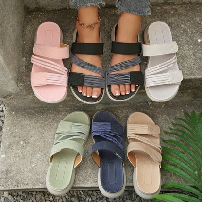 Flate sandaler med flere stropper for damer