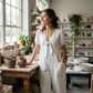Stilig, løs-sittende denim-jumpsuit med korte ermer og V-hals