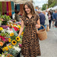 Elegant kjole med oppbrettet krage og leopardmønster for damer