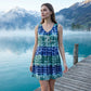 👗 50 % RABATT NÅ! 🎨 Ermeløs tie-dye-kjole med V-hals for damer – luftig stoff, levende mønster og flatterende A-linje – perfekt til sommeren, stranden og uformelle utflukter☀️