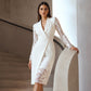 Elegant bodycon-kjole for kvinner med V-hals og blonder på ermene