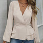 Peplum-bluse med V-hals og lanterneermer for damer