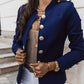 Elegant, ettersittende blazer for kvinner med gullknapper