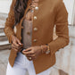 Elegant, ettersittende blazer for kvinner med gullknapper