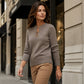 Elegant ribbestrikket topp for kvinner med metallspenne